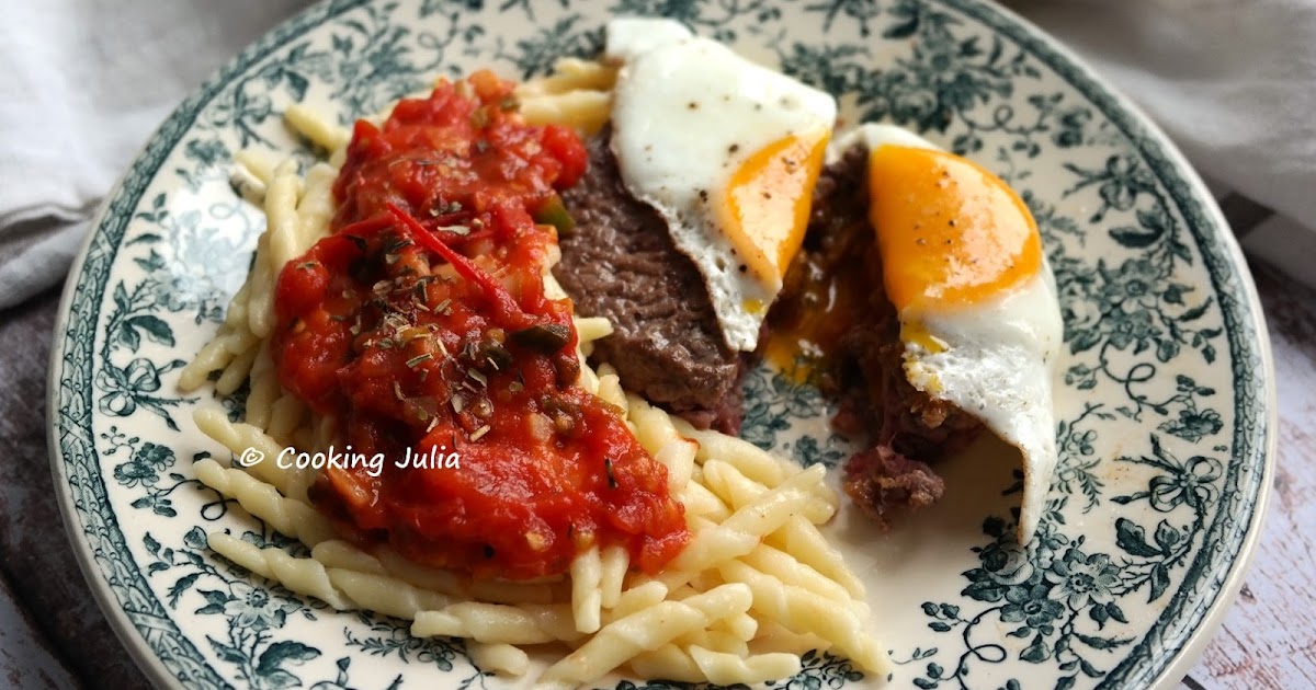 STEAK À CHEVAL ET PÂTES AUX TOMATES FRAÎCHES