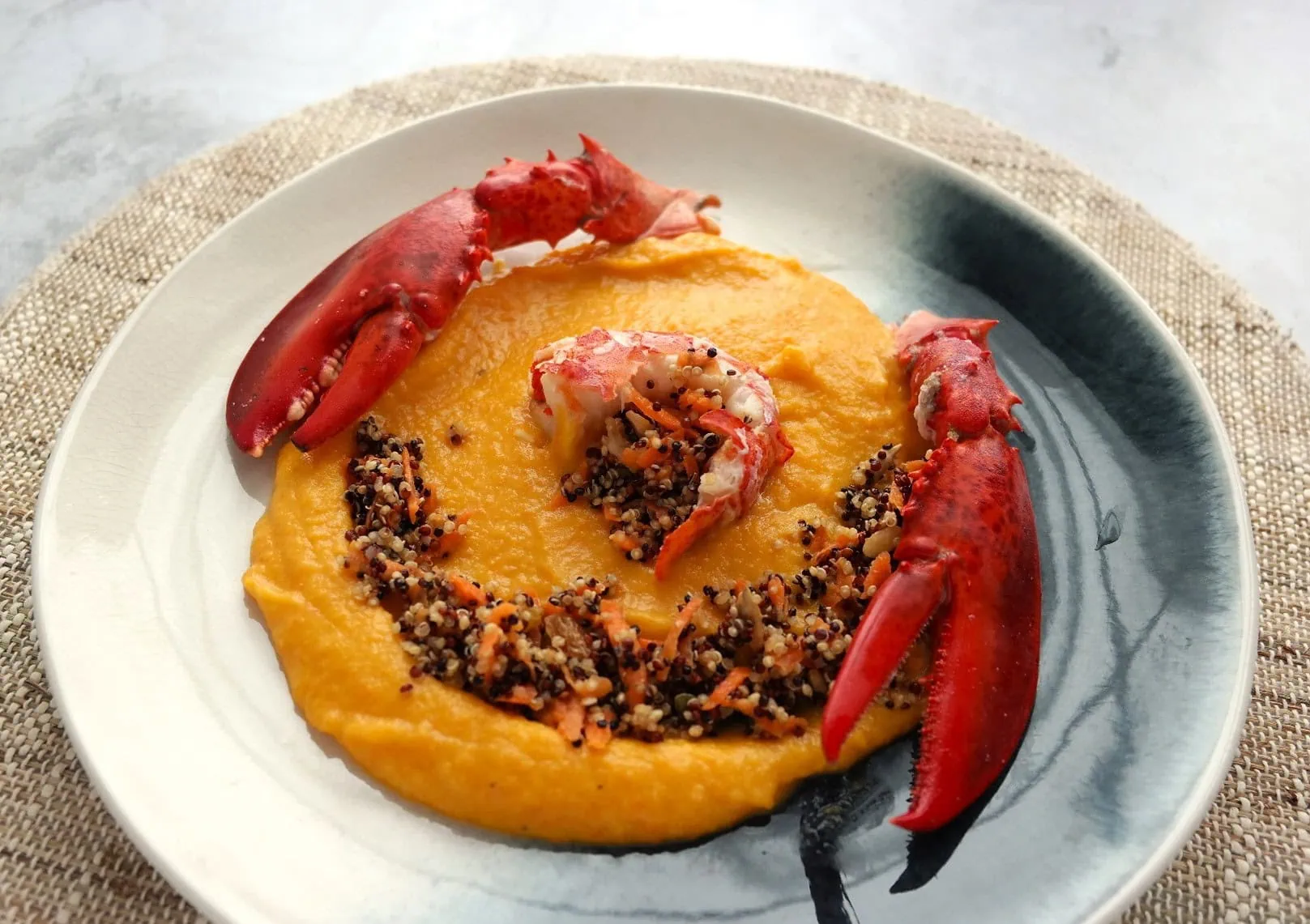 Chaud-froid de homard, purée de légumes et quinoa aux fruits secs