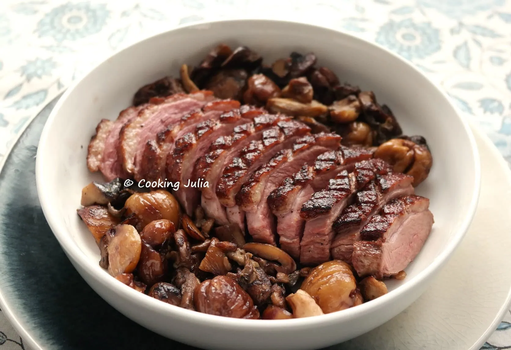 Magret de canard aux marrons et champignons des bois