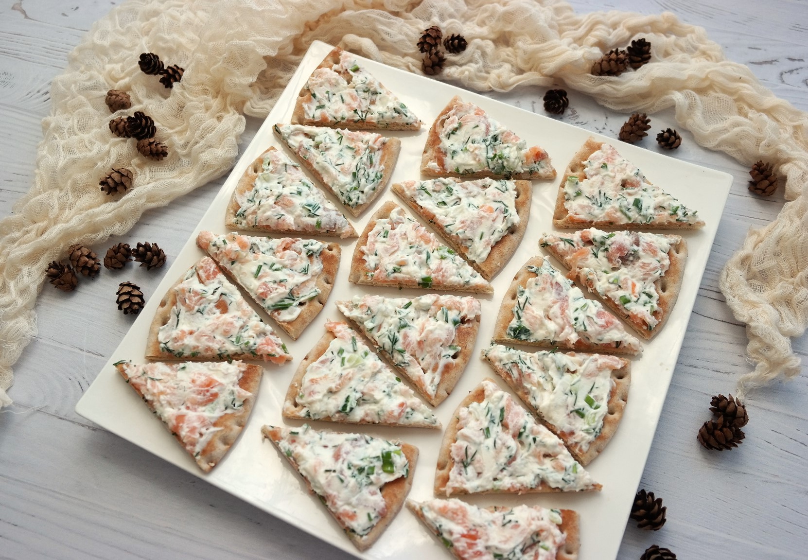 Triangles de pain polaire au saumon fumé et à l'aneth