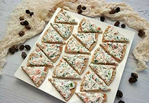 Triangles de pain polaire au saumon fumé et à l'aneth