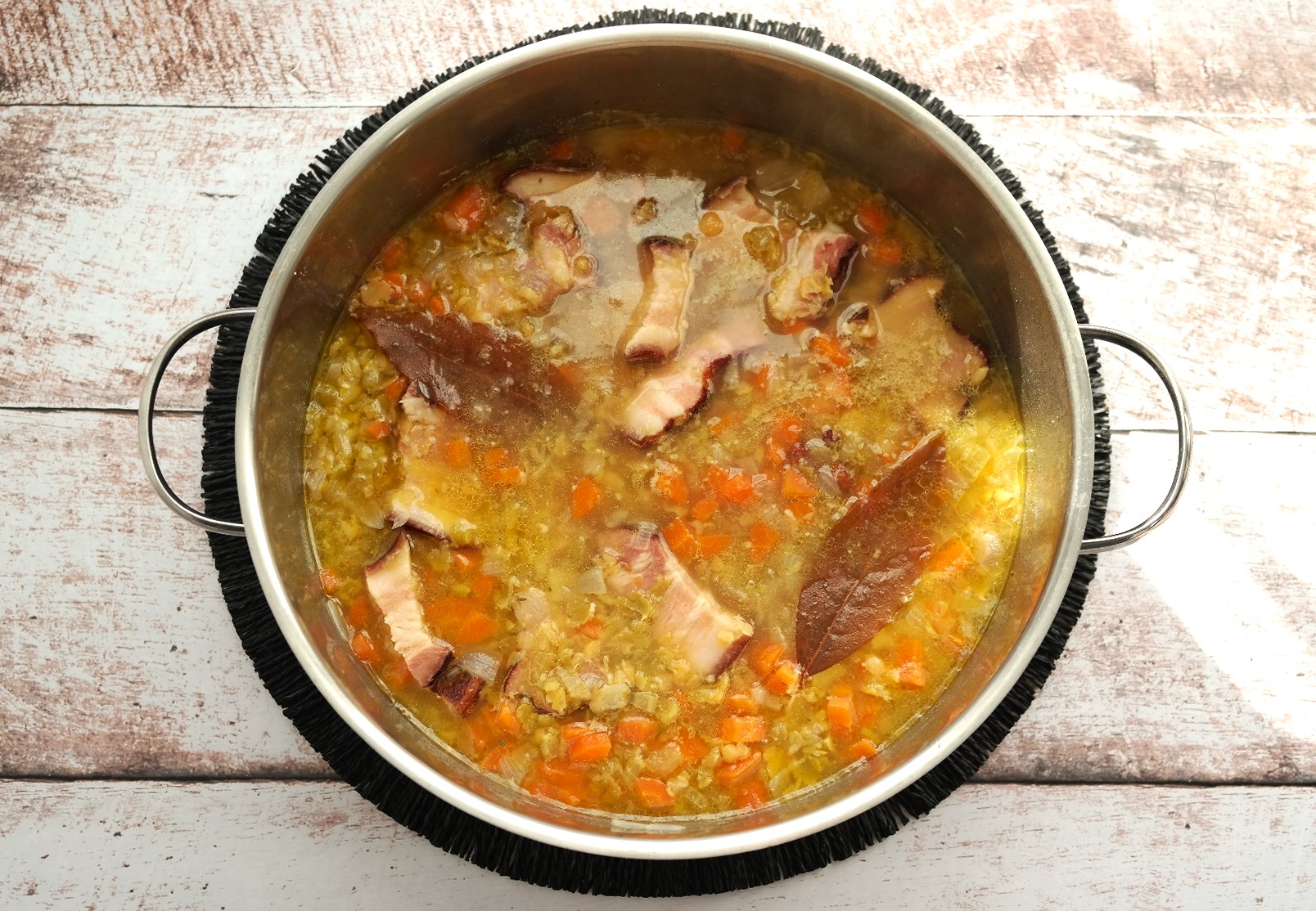 Soupe québécoise de pois jaunes au lard