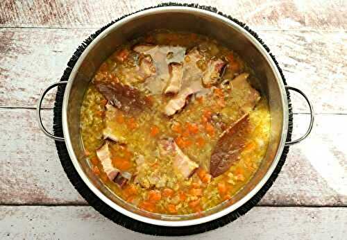 Soupe québécoise de pois jaunes au lard