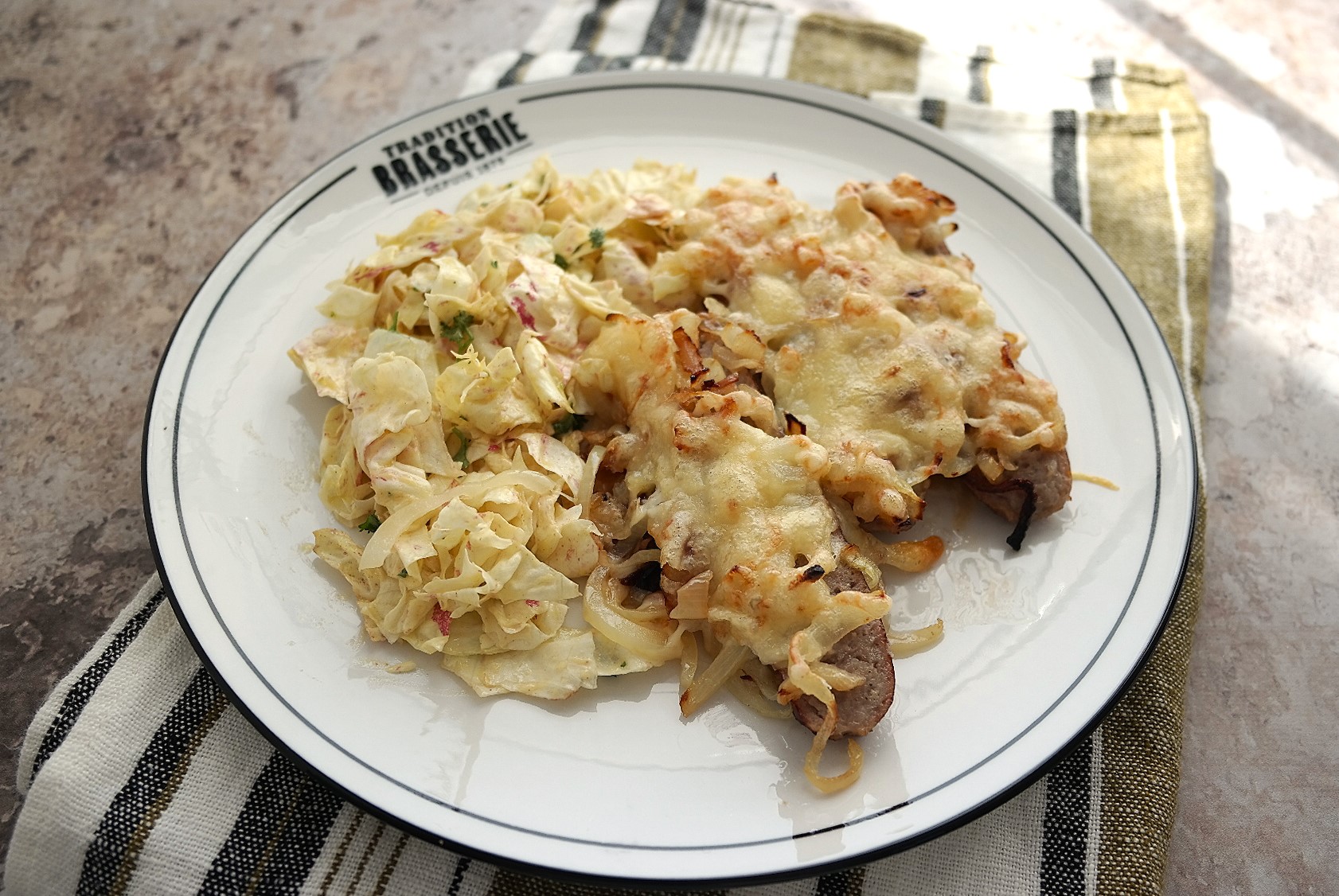 Saucisses gratinées à l’oignon confit