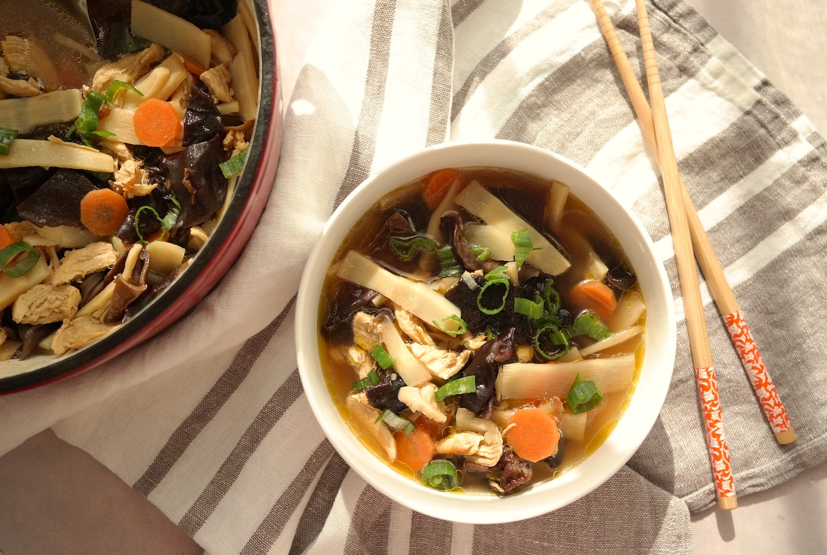 Soupe chinoise au poulet et champignons noirs