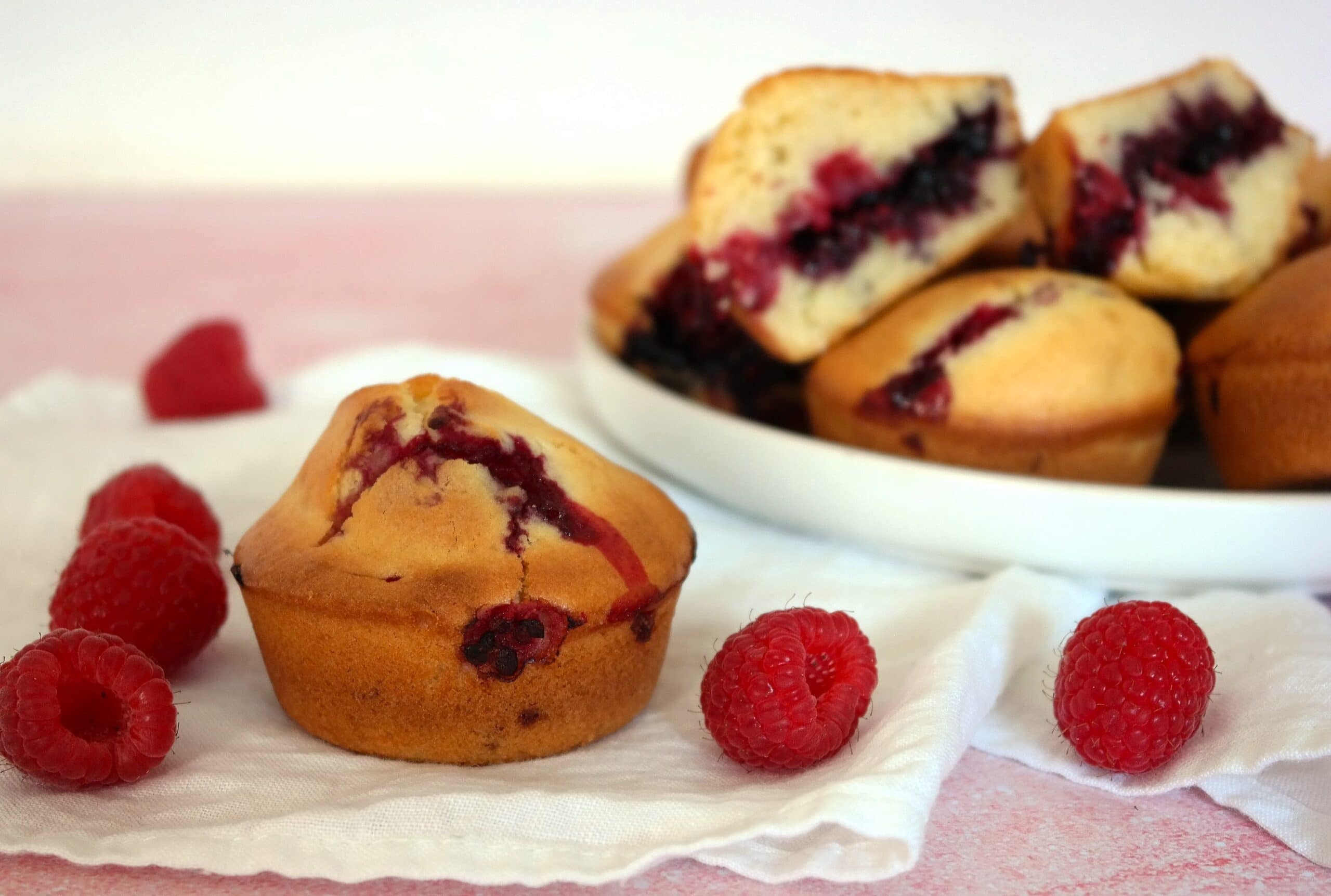 Muffins aux framboises et à la confiture de myrtilles