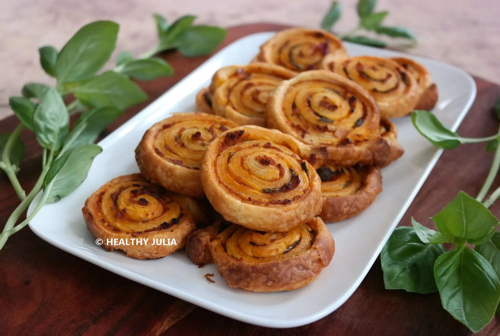 Feuilletés roulés au pesto de légumes et basilic