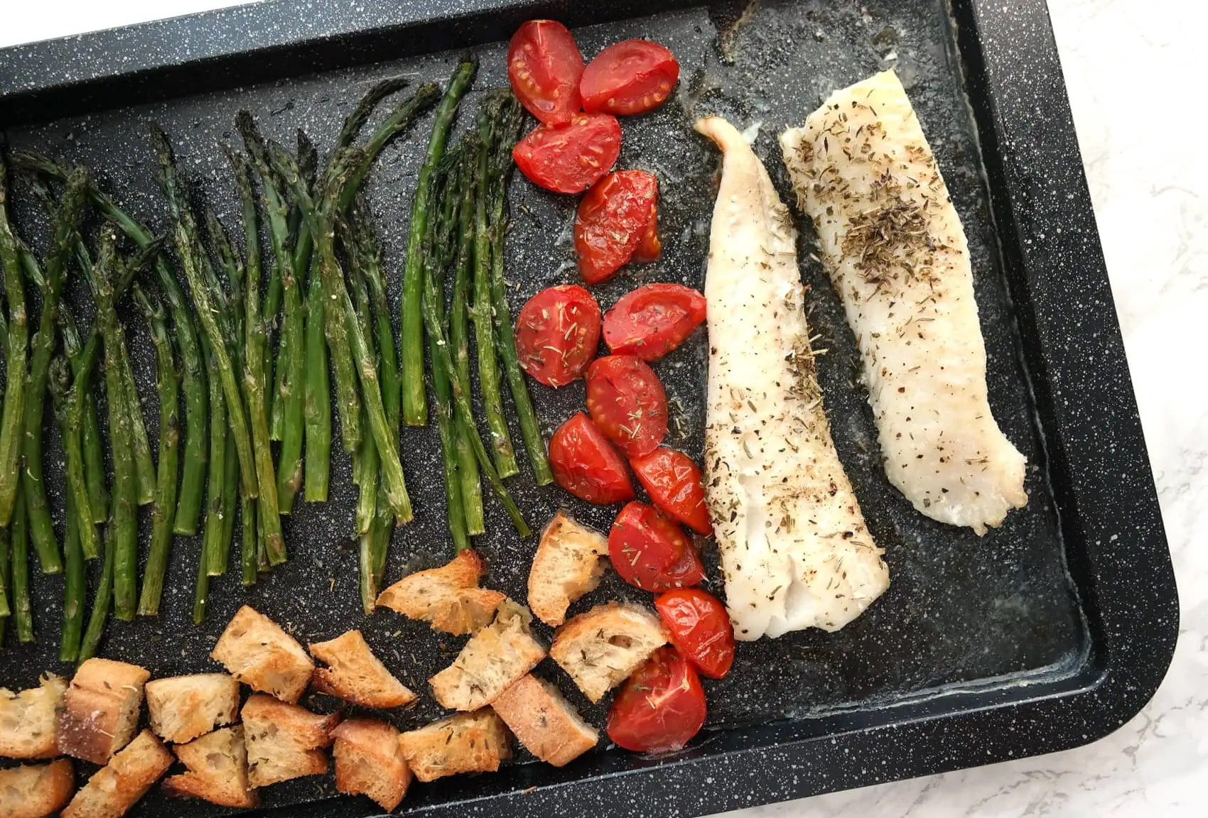 Filet de julienne aux asperges, tomates et croûtons