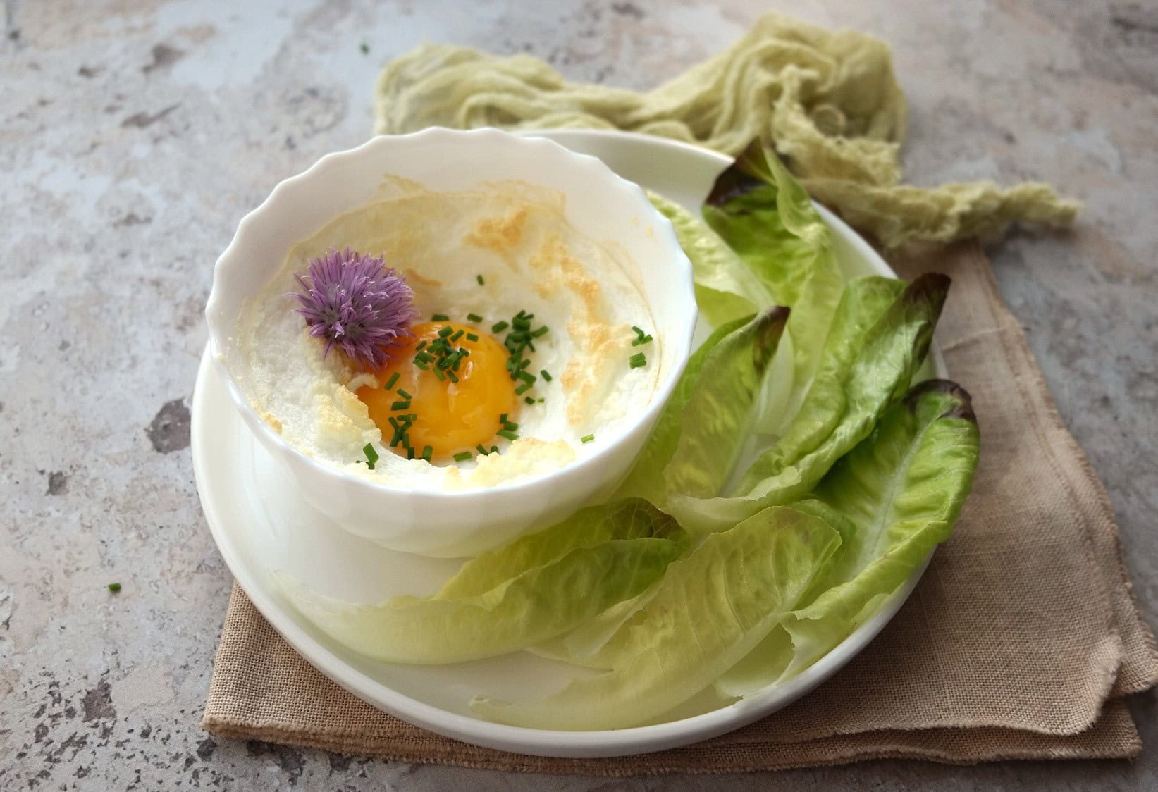 Œuf nuage (cloud egg) à la ciboulette