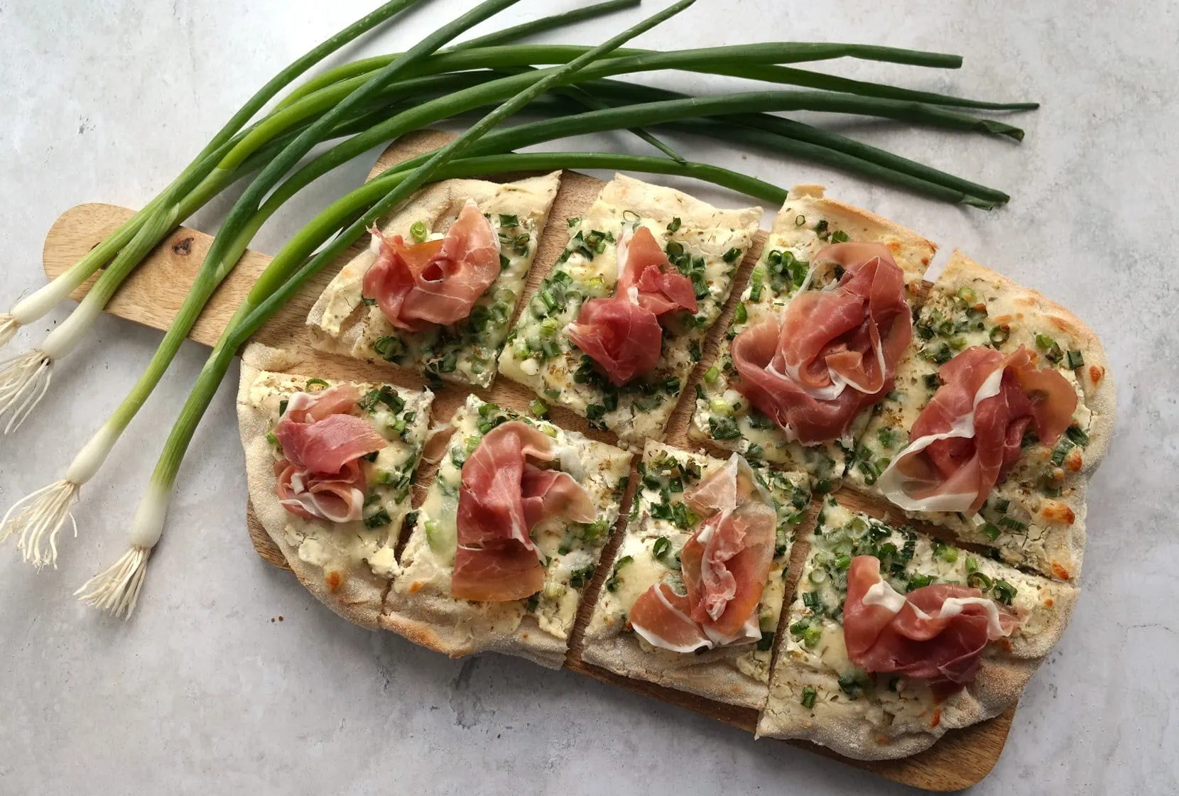 Pinsa ail et fines herbes, oignon et jambon de Parme