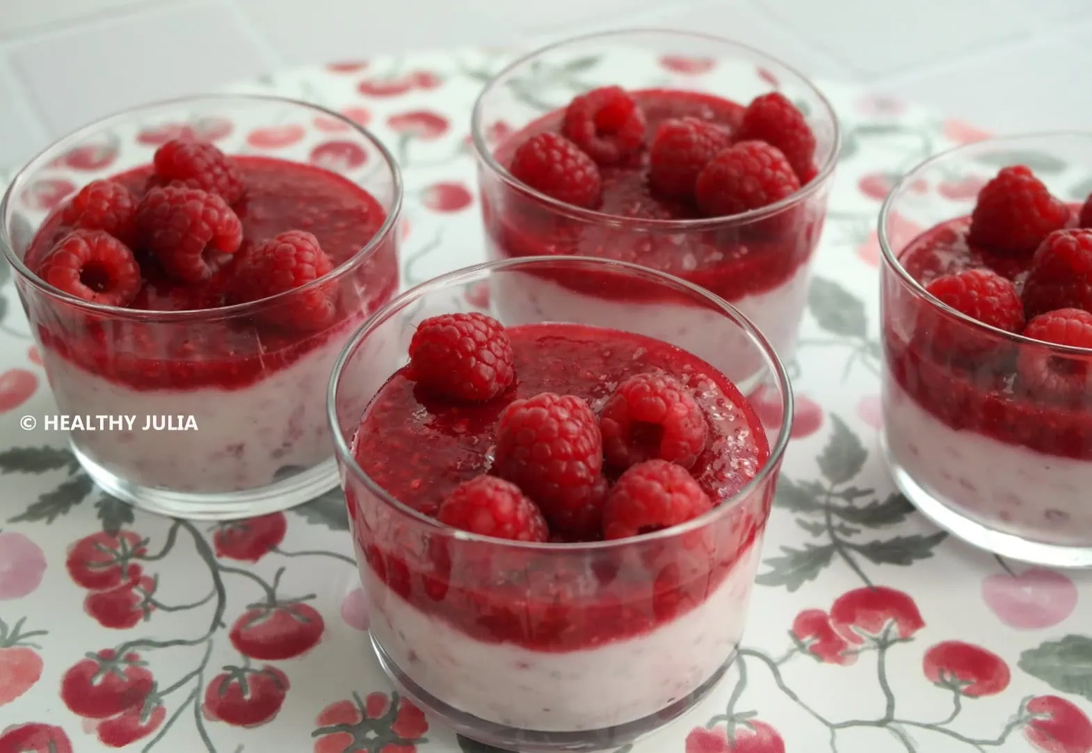 Coupes de petits suisses à la confiture de framboises