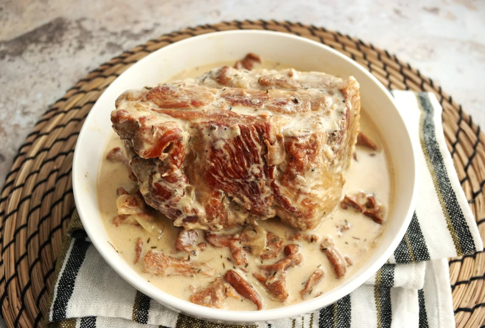 Rôti de porc aux girolles et à la crème