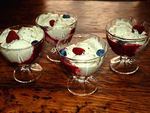 Glace chocolat blanc gourmande et coulis de fruits rouges