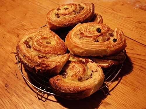 Pains aux raisins et noisettes toastées