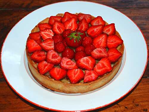 Tarte Amandine Aux Fraises Sur Lit de Rhubarbe