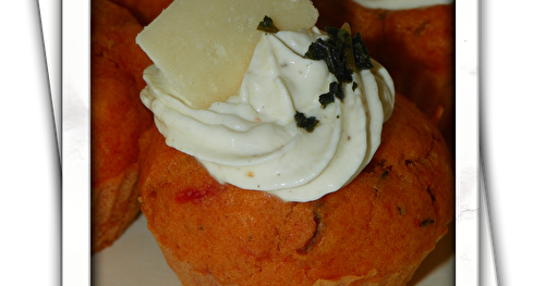 Cupcake, tomates confites, fromage de chèvre, topping fromage frais, basilic et parmesan