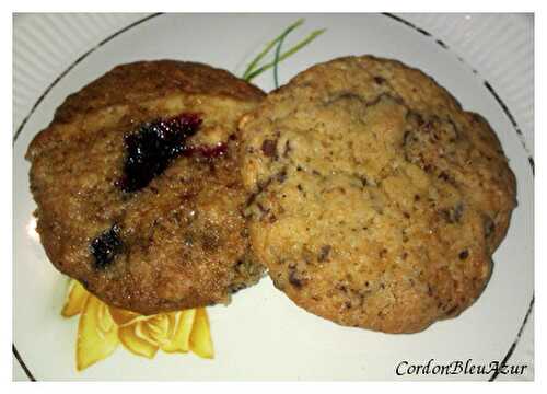 Cookies moelleux en deux parfums : chocolat et myrtilles-noisettes