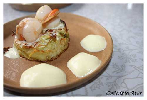 Saint-jacques poêlées sur galettes de pommes de terre et poireaux à la crème mousseuse de safran