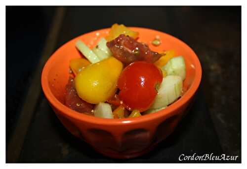Salade colorée de tomates et concombre