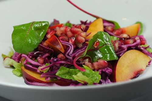 Salade de chou rouge, grenade et nectarine