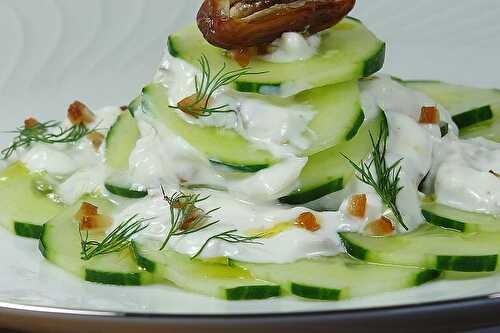 Salade de concombres sauce à la grecque et dattes