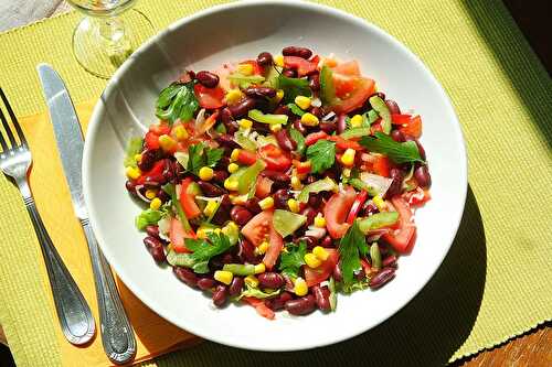 Salade d'été tomates, poivrons et haricots rouges