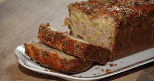 Cake rustique à la rhubarbe, aux fleurs d'acacias & au sésame