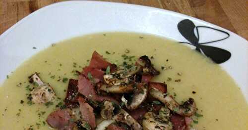 Velouté de poireaux au gingembre & champignons et bacon grillés