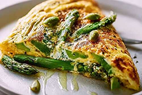 Omelette aux asperges vertes rôties et chèvre frais : le secret du croquant