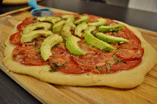 Recette pizza tomate avocat comté