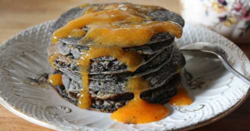 Black pancakes et leur coulis de kaki vanillé