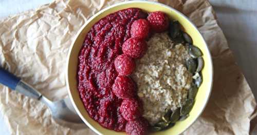 Bol petit déjeuner bonne mine (porridge coulis betterave-framboise)