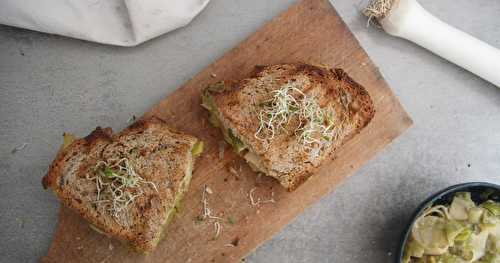 Croque-monsieur aux poireaux et tofu fumé (vegan)