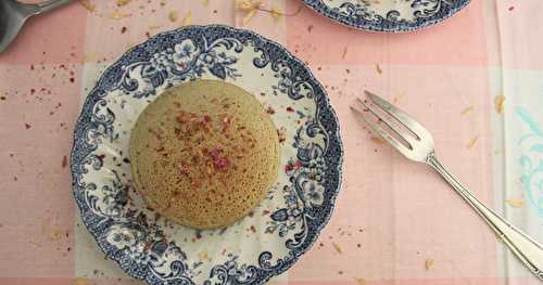 Pancakes à la farine de coco, thé matcha et fleur d'oranger