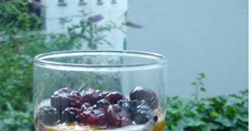 Petit déjeuner au sarrasin, mangue et fruits rouges