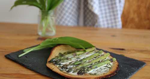 Pizza façon socca à l'ail des ours et aux asperges