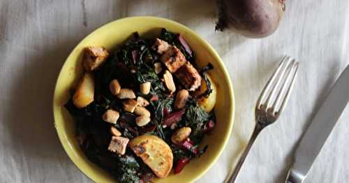 Poêlée de fanes de betteraves, tofu et cacahuètes