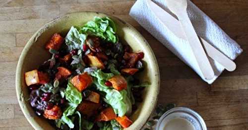 Salade de courge épicée et grenade, sauce sésame