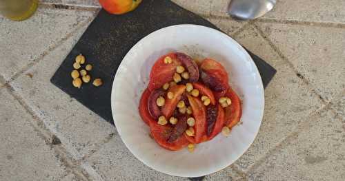 Salade de tomates, pêches, pois chiche et cumin