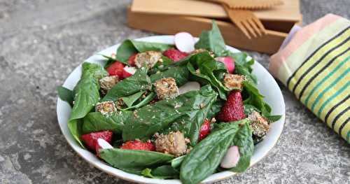 Salade épinards, fraises et tofu pané à la noix de coco