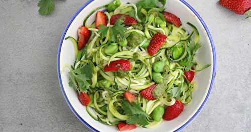 Spaghettis de courgette, fèves et fraises, sauce coriandre