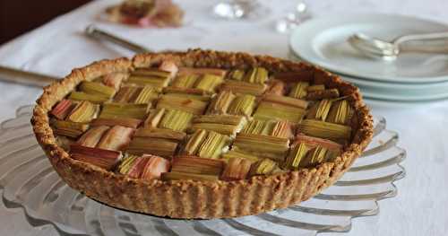 Tarte géométrique à la rhubarbe et à l'amande