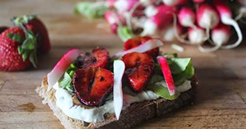 Tartine printanière aux fraises balsamiques