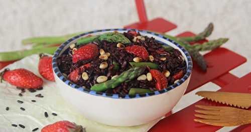 Salade de riz noir nerone aux fraises, asperges, pignons et miso