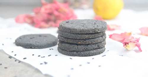 Sablés à la farine de coco, citron et sésame noir