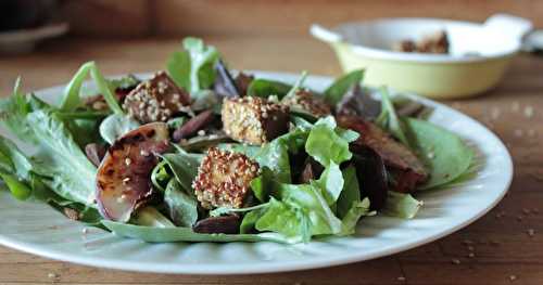 Salade de pêches grillées, amandes fumées et tofu pané au sésame