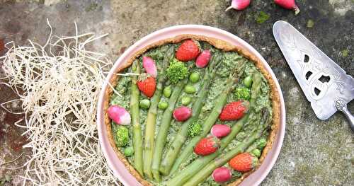 Tarte printanière au pesto d'herbes, asperges et fraises