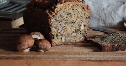 Cake aux champignons, oignons, noix et vin blanc