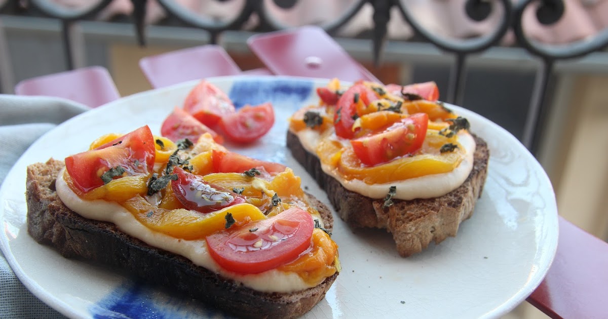 Tartines à la crème de haricots blancs fromagère, poivrons grillés et tomates