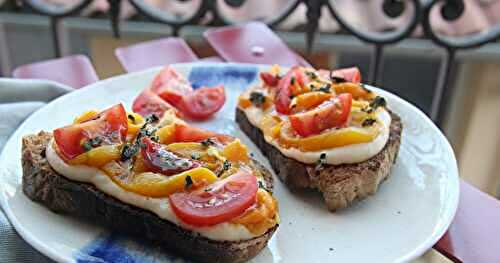 Tartines à la crème de haricots blancs fromagère, poivrons grillés et tomates